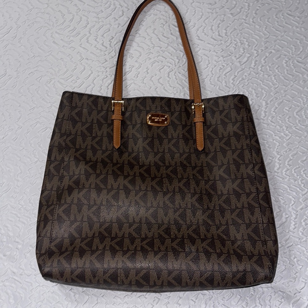Beautiful bag, only used a couple times. Excellent condition.